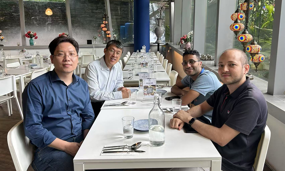 Dr Li Xiaoli and his team