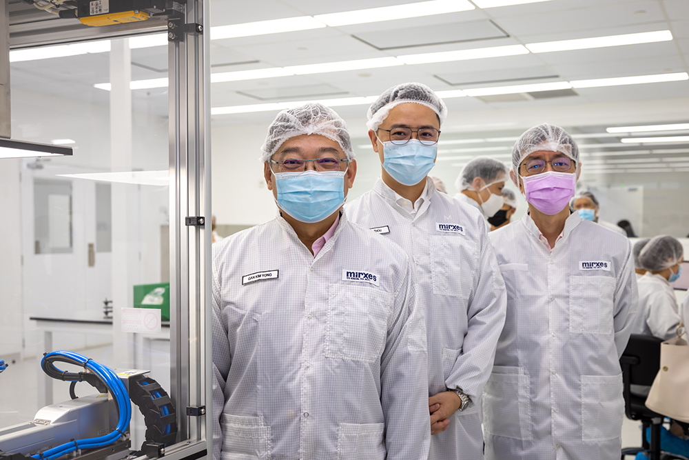 DPM Gan Kim Yong, and Minister for Trade and Industry, with Dr Zhou Lihan at A*STAR Advance Remanufacturing Lab in 2022