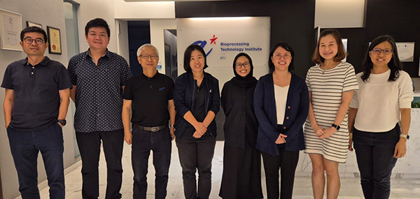 Grp Photo_J Chromatogr A_Xinhui, Wei