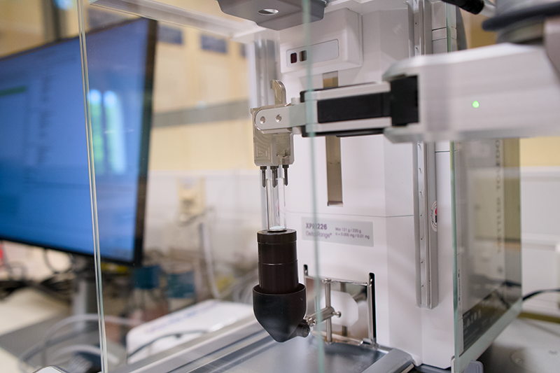 Robot moving vials from balance