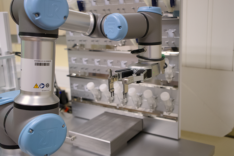 Robot picking dosing head