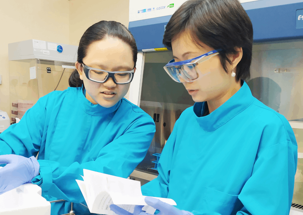 Women in Science: Weng Ruifen with teammate Felicia Heng