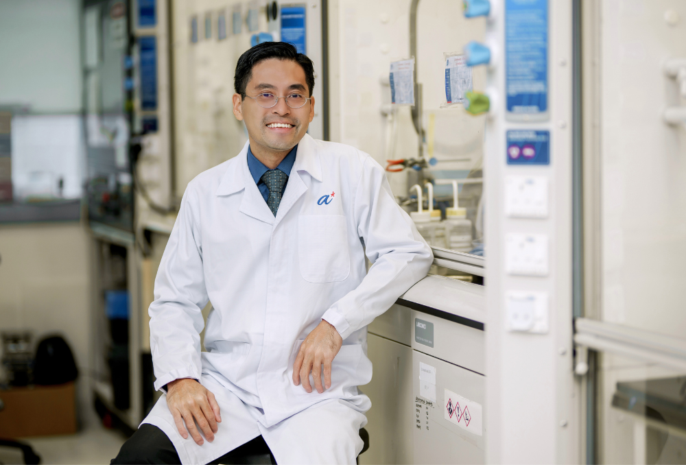 Prof Loh in lab
