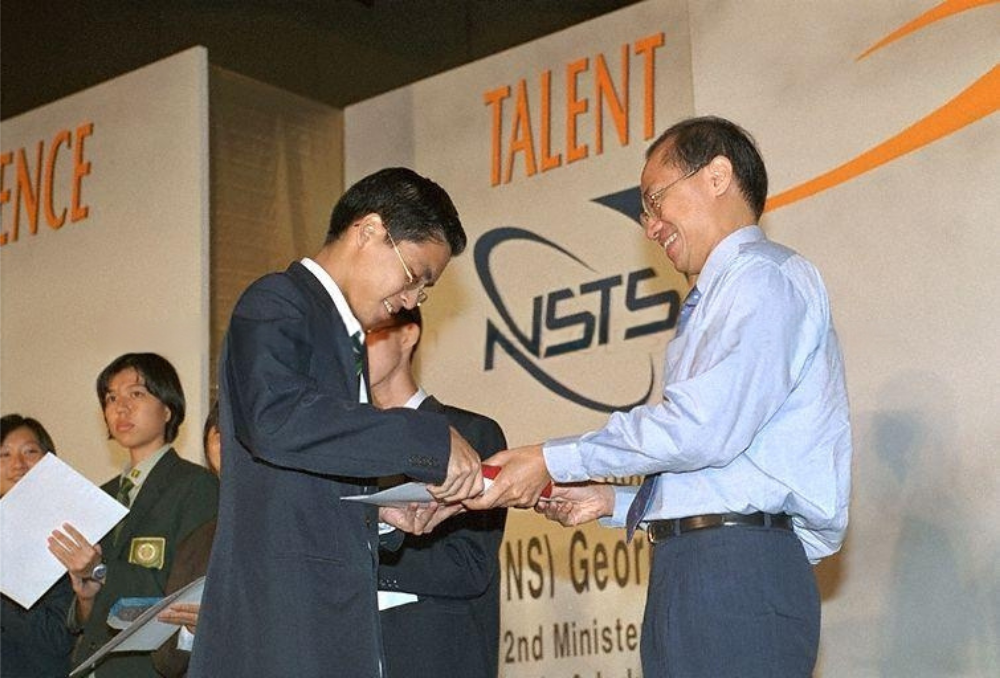 Prof Loh received scholarship award