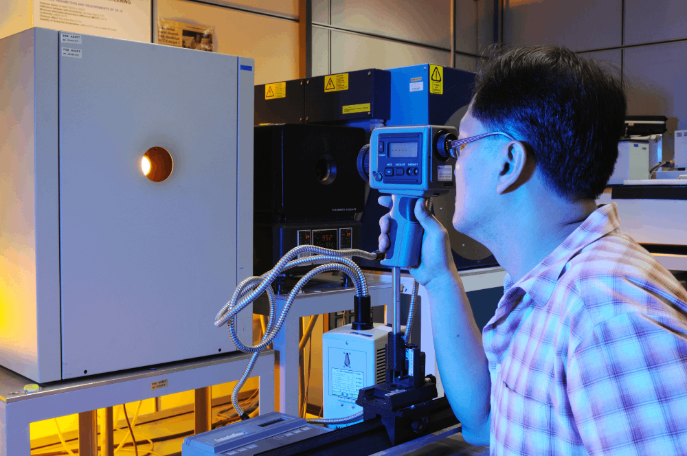 NMC_World Metrology Day_Calibration of an industial radiation thermometer against Standard radiation thermometer02