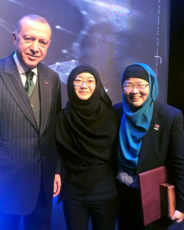 Professor Jackie Ying (right) and her daughter with Turkish President Recep Tayyip Erdogan at the TÜBA award ceremony in the Presidential Palace.