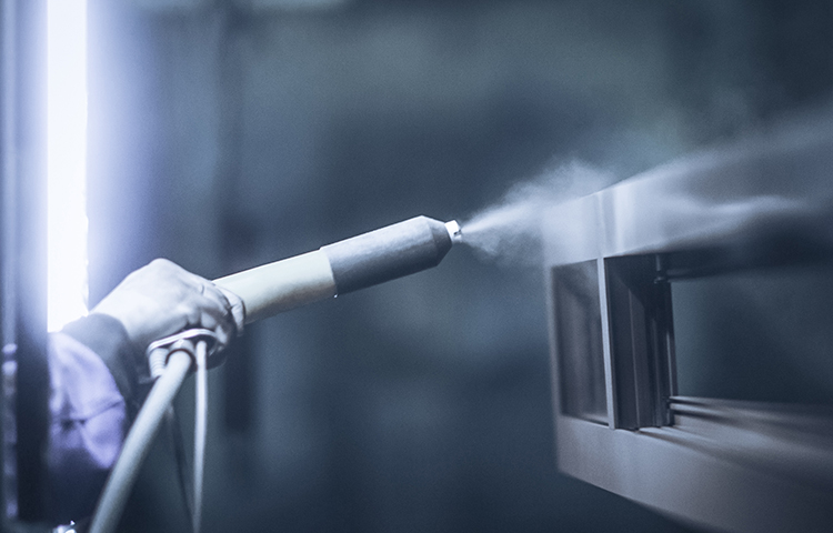 spraying metallic powders on the surface of worn-out aircraft components