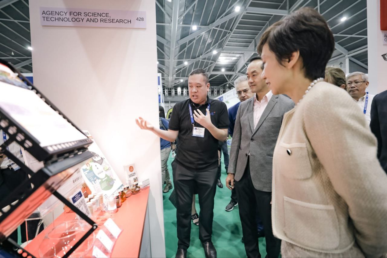 Min Grace Fu's Visit to A*STAR's Booth at WAS2022